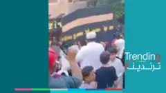 رجال ونساء وأطفال يطوفون حول مجسم للكعبة في القاهرة