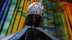 ኣብ ማርያም ደዓሪት ዝርከብ ሓወልቲ ድንግል ማርያም 2 ጥሪ 2023 ከረን ኤርትራ። ማርያም ደዓሪት ቅድሚ 500 ዓመት ኣብ ውሽጢ ጉንዲ ገረብ ድማ ዝተሃነጸ ቅዱስ ቦታ እዩ። ካብ ከተማ ከረን ከባቢ 2 ኪሜ ርሒቑ ዝርከብ እቲ ስፍራ፡ ብዝተኸተልቲ ዝተፈላለየ እምነት ዝብጻሕ ቅዱስ ቦታ እዩ።