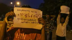 ရွှေ့ဆိုင်းပေးဖို့ တောင်းဆိုခဲ့ပေမယ့် ရတနာပုံတက္ကသိုလ် သမဂ္ဂ အဖွဲ့ဝင်တွေလည်း မတ် ၁၈ ရက်နေ့မှာ စာမေးပွဲဖြေဆိုခဲ့ကြ