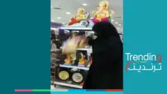 بحرينية تكسر تماثيل آلهة هندوس