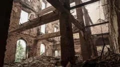 Lysychansk'ta saldırıya uğrayan bir okul.