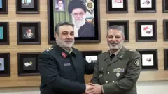 از راست سرلشکر موسوی فرمانده ارتش و سرتیپ پاسدار اشتری فرمانده نیروی انتظامی جمهوری اسلامی ایران