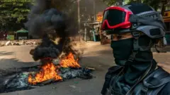 ইয়াঙ্গনের রাস্তায় টায়ার জ্বালিয়ে বিক্ষোভ গণতন্ত্রপন্থীদের