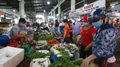 Người dân mua thực phẩm tại chợ Thảo Điền, TP Thủ Đức