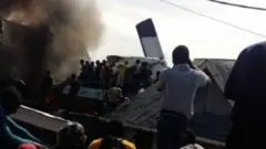 Watu walikusanyika katika eneo la mkasa ili kuwasaidia manusura