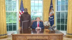 Peter Tabichi yabonanye na Perezida Trump mu biro bye