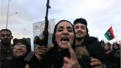 امرأة شاركت في مظاهرة بمدينة بنغازي للاحتجاج على نشر قوات تركية في ليبيا