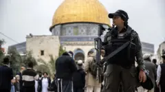 Une officier de police israélienne devant le Dôme du Rocher à Jérusalem, le 11 avril 2023