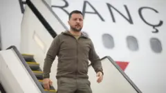 Зеленский сходит с трапа самолета в Хиросиме