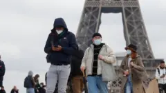 Fransa, Eyfel Kulesi önünde maskeli kişiler