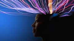 Mujer de cuya cabeza salen rayos