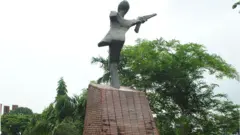 জাহাঙ্গীরনগর বিশ্ববিদ্যালয়ের একটি ভাস্কর্য