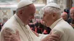 Papa Francis (ibumoso) n'uwo yasimbuye Benedict