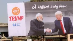 ટ્રમ્પ અને મોદીના કાર્યક્રમની અમદાવાદમાં લાગેલી તસવીર