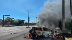 Un auto quemado en Culiacán tras el arresto de Ovidio Guzmán.