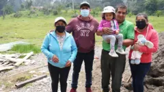 Leonardo Quichimbo (segundo de la derecha) junto a su familia.
