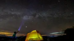 Niño colombiano observando las estrellas