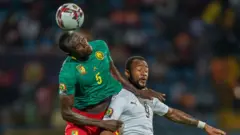 Le Ghanéen Jordan Ayew (en maillot blanc) et le Camerounais Michael Ngadeu Ngadjui, lors du match Cameroun-Ghana