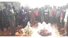 Umukuru wa CNL Agathon Rwasa yifatanije n'abanywanyi biwe ejo ku wa gatatu mu gufuba uwabo yishwe mu gitero cabaye ku wa Mungu i Muyinga ku banywanyi ba CNL