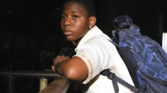 L'écolière Oluwapelumi Ogebere sur le chemin de l'école à Lagos, au Nigeria.