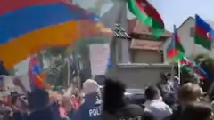 Протестующие с флагами