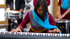 منذ تولي طالبان السلطة في أفغانستان في أغسطس/آب عام 2021، تم حظر الموسيقى والاستماع إليها في الأماكن العامة.