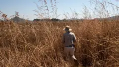 አርሶ አደር በማሳ ውስጥ