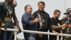 Pazuello ao lado de Bolsonaro em ato no Rio
