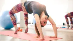 Mujer practicando yoga