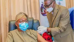 Gomina Oyetola n gba abẹrẹ Covid-19