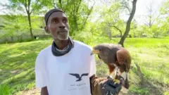 من تاجر مخدرات إلى مربي صقور: الطيور أنقذت حياتي
