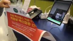 4일 오후 서울 마포구 종로학원 강북본원에서 관계자가 방역패스 관련 안내문을 떼고 있다