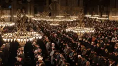 مصلون يؤدون صلاة التراويح في مسجد آيا صوفيا