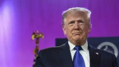 آقای ترامپ در توییتر و گردهمایی های سیاسی مکررا به رسانه ها حمله می کند