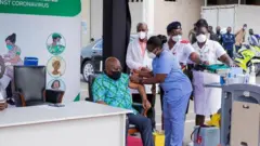Le Ghanéen Nana Akufo-Addo vient de recevoir lundi la première dose de vaccin Covid-19