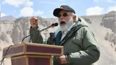 印度總理莫迪上周五飛到中印對峙的北部邊境地區，探訪駐守當地的印軍。