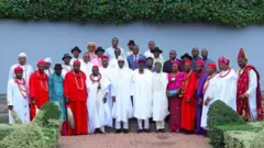 Buhari na ndịisi ọdịnala obodo Isoko