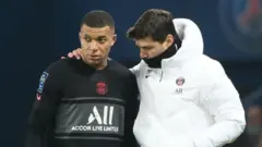 Mauricio Pochettino with his arm around Kylian Mbappe