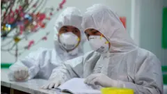 Nhân viên y tế Bệnh viện Bệnh nhiệt đới Trung ương