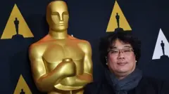 บองจุนโฮ ผู้กำกับหนังเรื่องปรสิต ถ่ายรูปคู่กับหุ่นรางวัลออสการ์