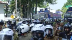 පොලීසිය පාර දිගේ විරෝධතාකරුවන් පන්නයි