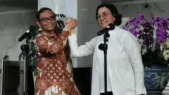 Menteri Keuangan Sri Mulyani Indrawati bertemu Menko Polhukam Mahfud Md di Kementerian Keuangan, Sabtu (11/03).