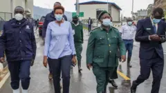 Ku wa mbere saa tanu ubwo abashinzwe abinjira n'abasohoka ba Uganda baje ku ruhande rw'u Rwanda bakaganira umwanya muto na Lynder Nkuranga (wa kabiri ibumoso) ushinzwe abinjira n'abasohoka mu Rwanda