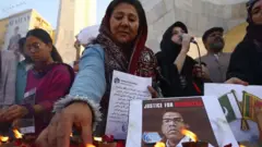 নিহত প্রিয়ান্থা দিবাওয়াদানাগের ছবিতে ফুল দিচ্ছেন পাকিস্তানের সাধারণ মানুষজন