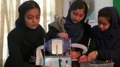 আফগান মেয়েরা ভেন্টিলেটার তৈরি করছে।