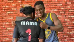 Augustus Kargbo avec sa mère Fatmata Kanu