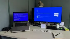 Dva ekrana računara, na njima je plavi ekran smrti