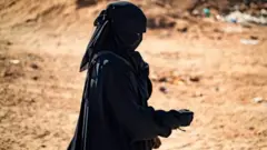 سيدة تنتمي إلى تنظيم داعش