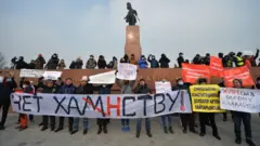 Жарандык активисттер президенттик башкаруу кайрадан бир адамдын диктатурасына алып келет деп каршы чыгышууда.