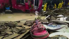 Trabalhos de busca, resgate e limpeza em Jaboatão dos Guararapes (PE)